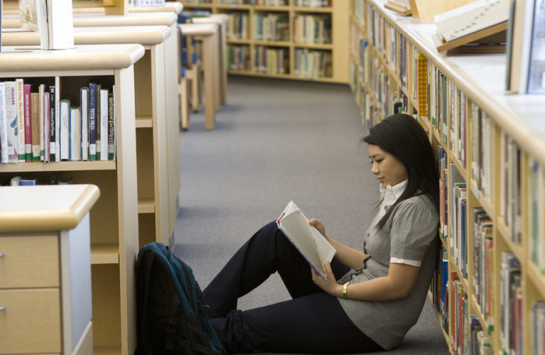Student studying in the libary